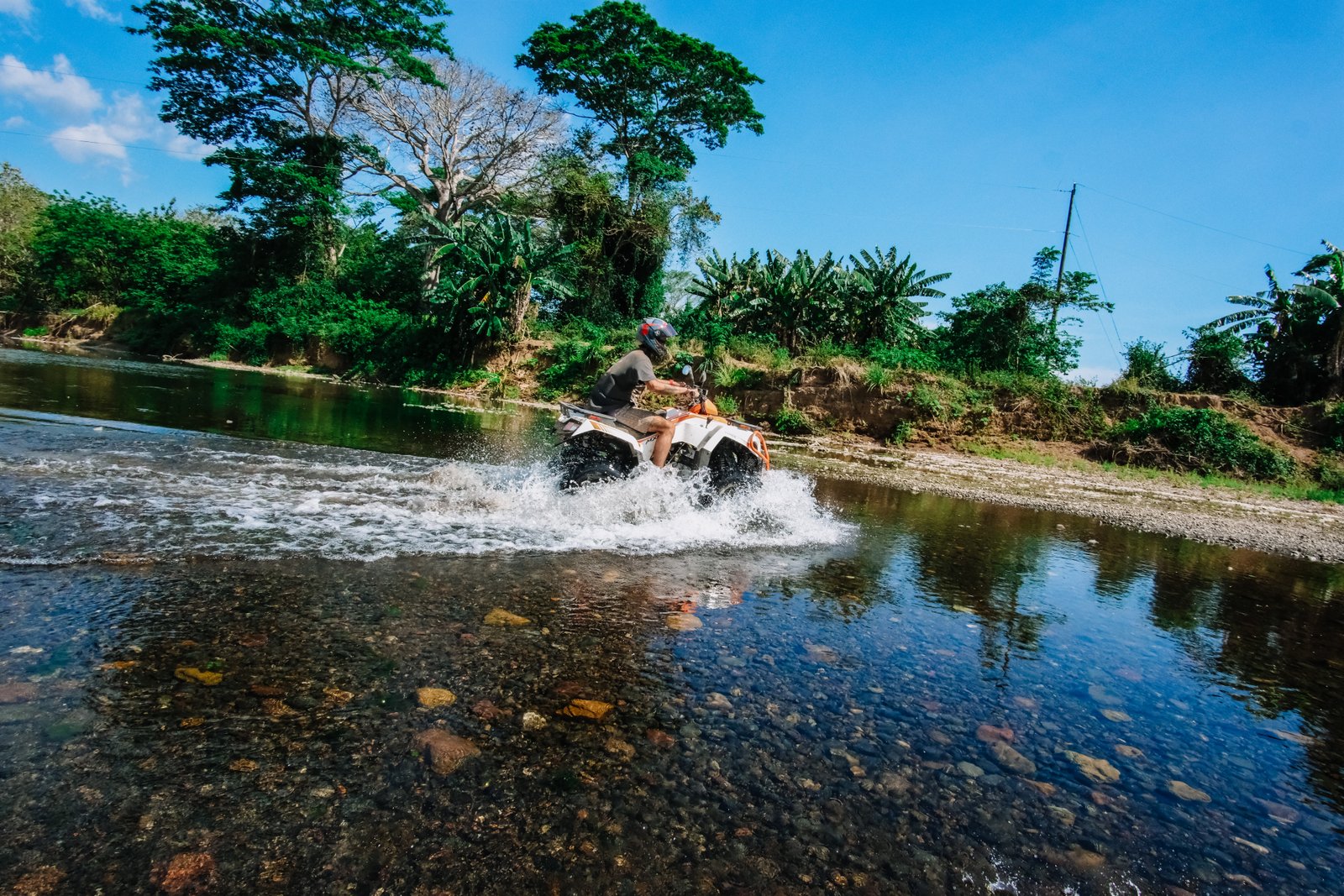 Rider cruzando un río